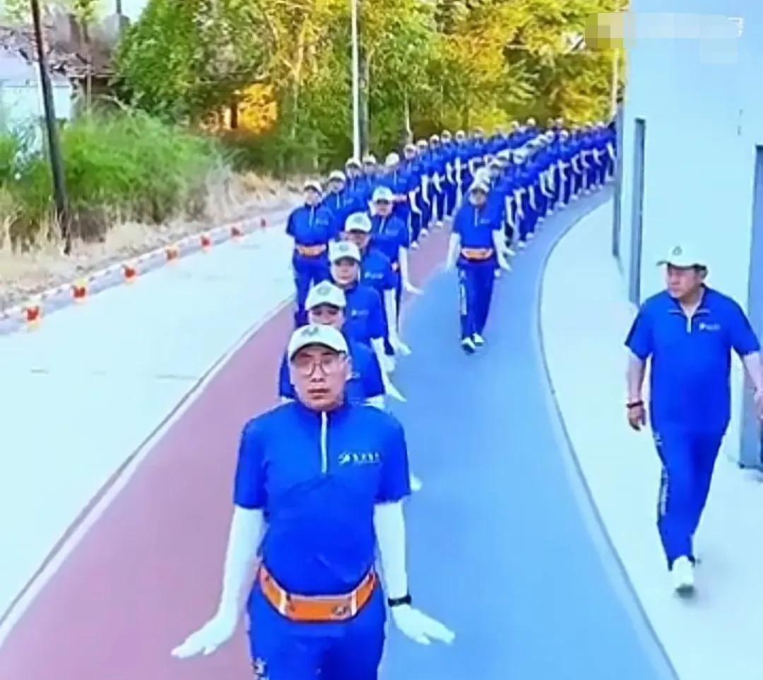 虽然很多人不喜欢“暴走团”，但是不得不承认一般人真还做不了这个，尤其是前面领头的