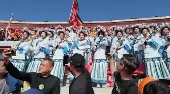 山东济南，鲁超主持人高兴的说：“看台上，有30位大明湖畔的夏雨荷，来为我们的济南