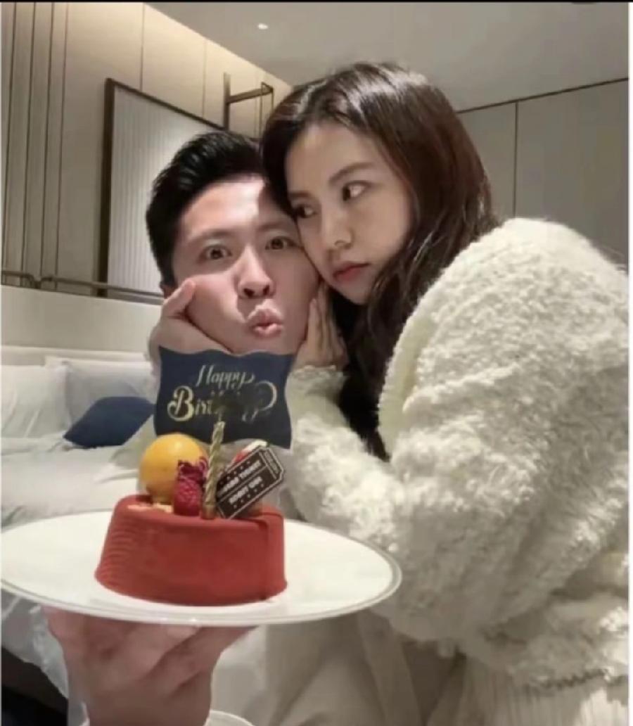 香港火灾牺牲消防员，何伟豪与未婚妻，香港网友透露，二人恋爱十年，下一个月结婚，有