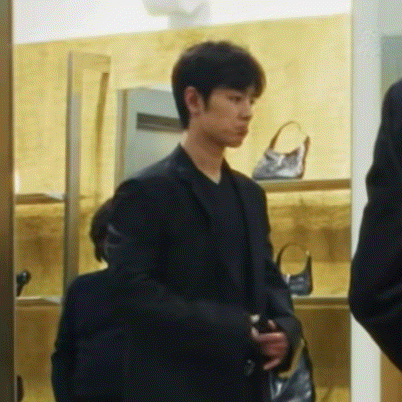 肖战摘帽摘口罩过安检肖战和粉丝双向奔赴具像化肖战和粉丝双向奔赴具像化，肖战摘帽摘