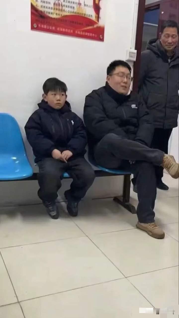 子不教父之过！说的真是不假！图片中的父子俩便是连云港纵火烧死萨摩耶的熊孩子和