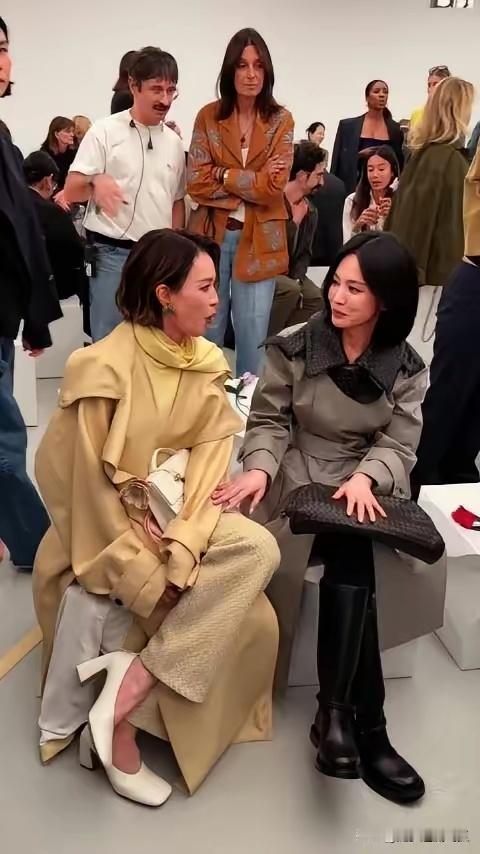 舒淇宋慧乔秀场同框热聊，中韩两大女神美得好自然啊！​​​