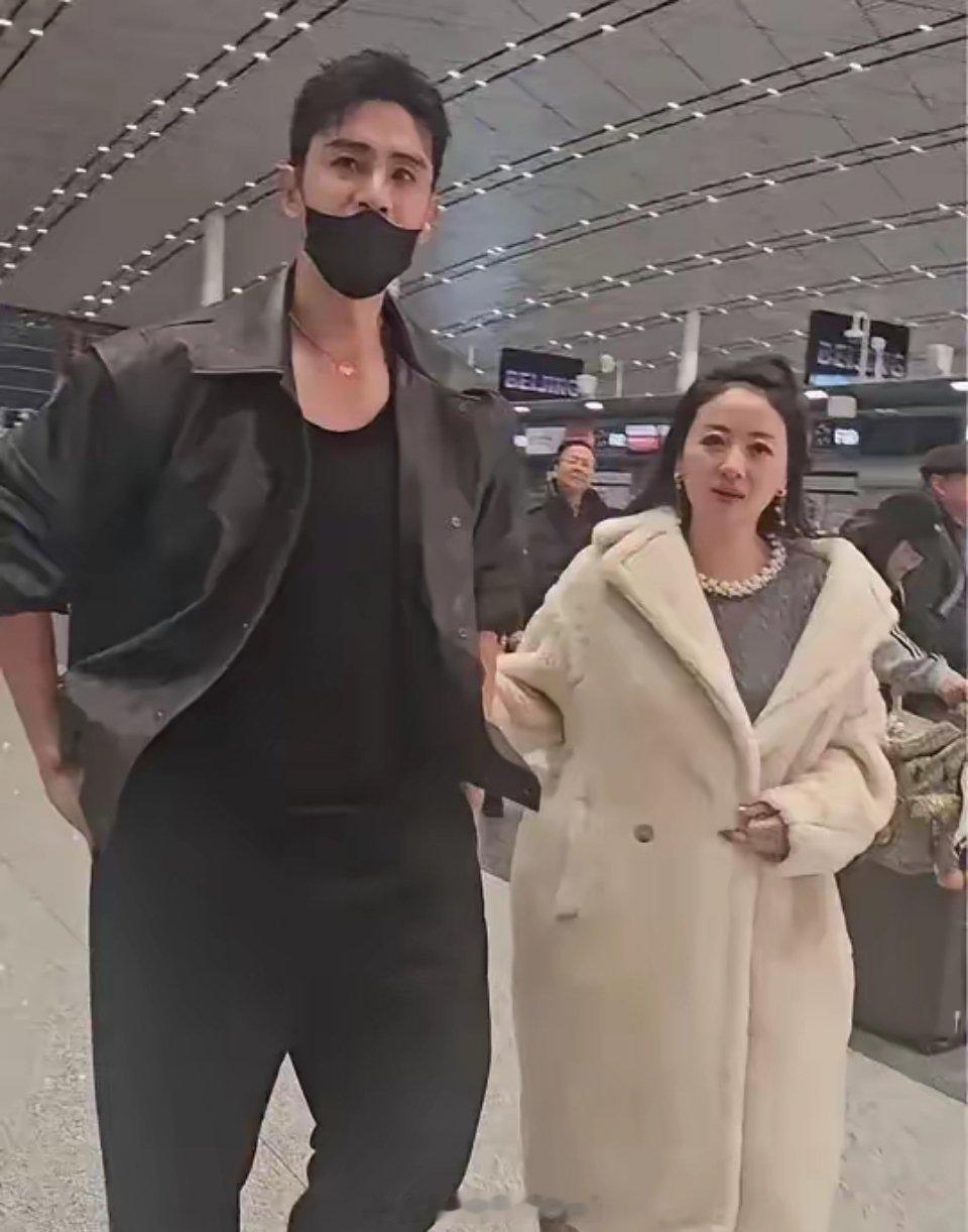 她真的太幸福了，虽然是姐弟恋，但是婚后生活直接被宠成小公主，肉眼可见的幸福肥了