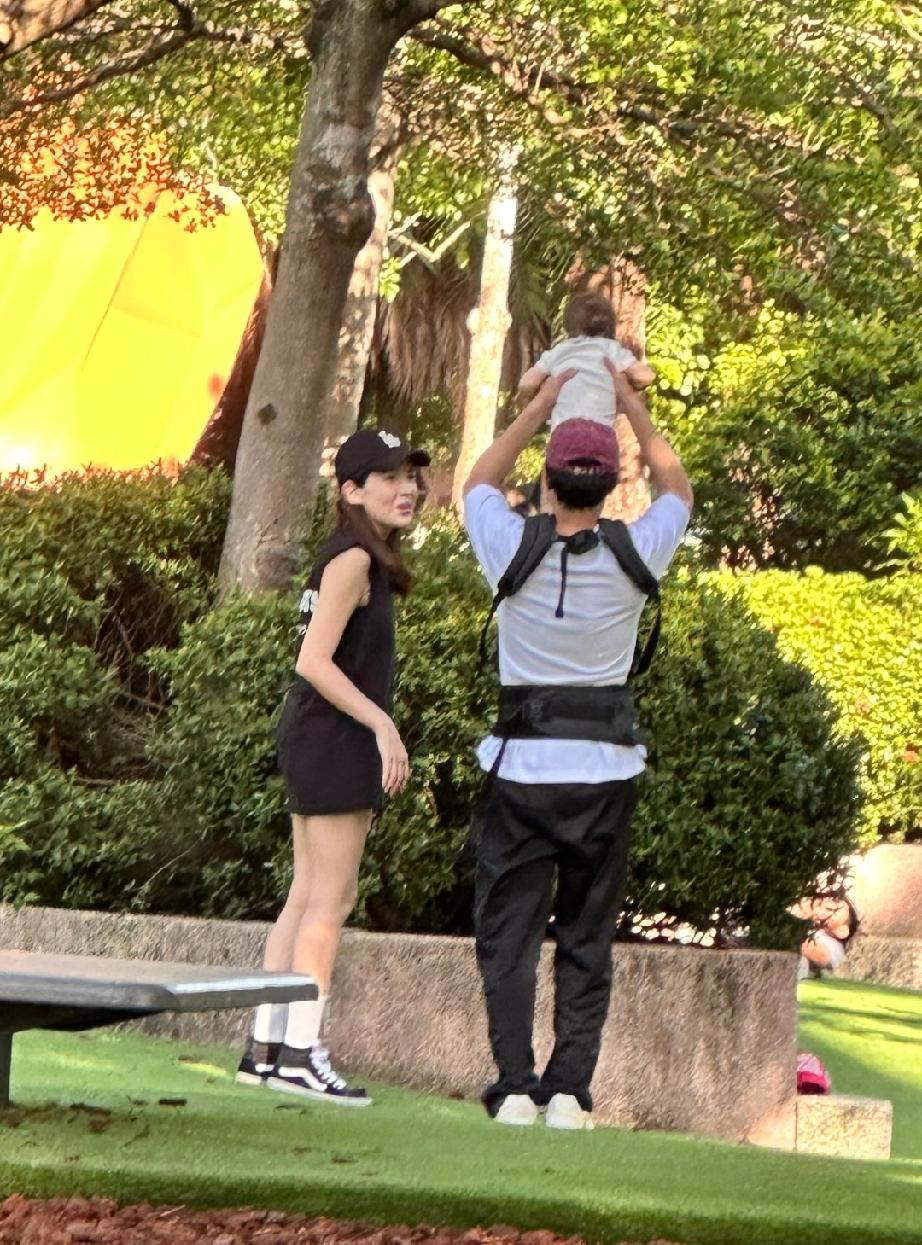 唐嫣估计怎么都想不到邱泽也有这样的一面吧，自从当了爸爸后，整个人看着越来越温柔了
