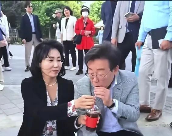 金惠景的社恐炸了：老公当选政坛红人，她尴尬到原地消失！网友扒出金太太竟用小号偷