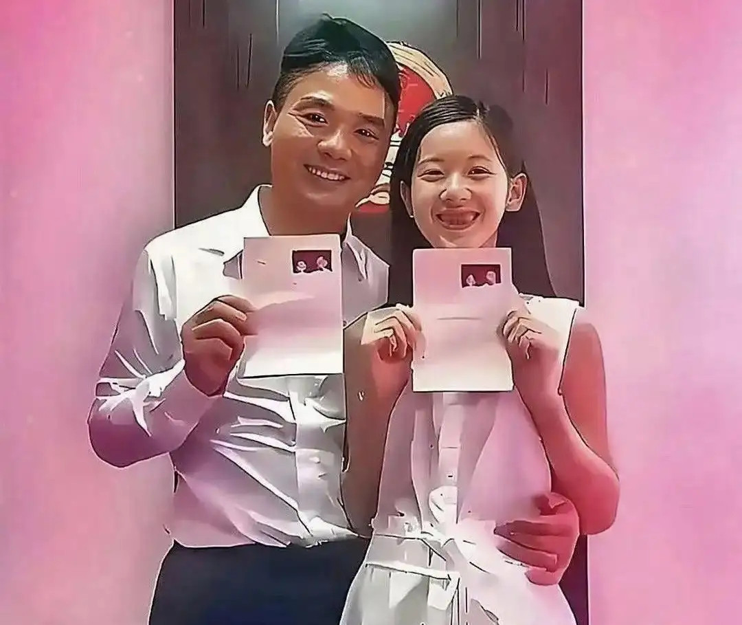当年，刘强东与章泽天领取结婚证时的一幕，当时刘强东41岁，奶茶妹22岁，俩人相差