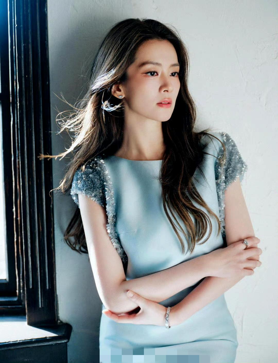 内娱全能艺人再添猛将！陈昊宇央视经典之夜大片美到失语！一袭冰蓝礼裙惊艳亮相