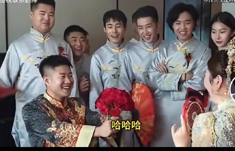 再也回不去的从前的画面了，王亮结婚弟弟有多高兴。小二从小和哥哥一起长大。他和这个