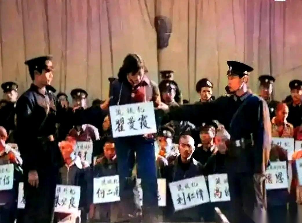 1983年，25岁的翟曼霞被押到靶场。她的罪名，不是杀人，不是放火。是“女流氓