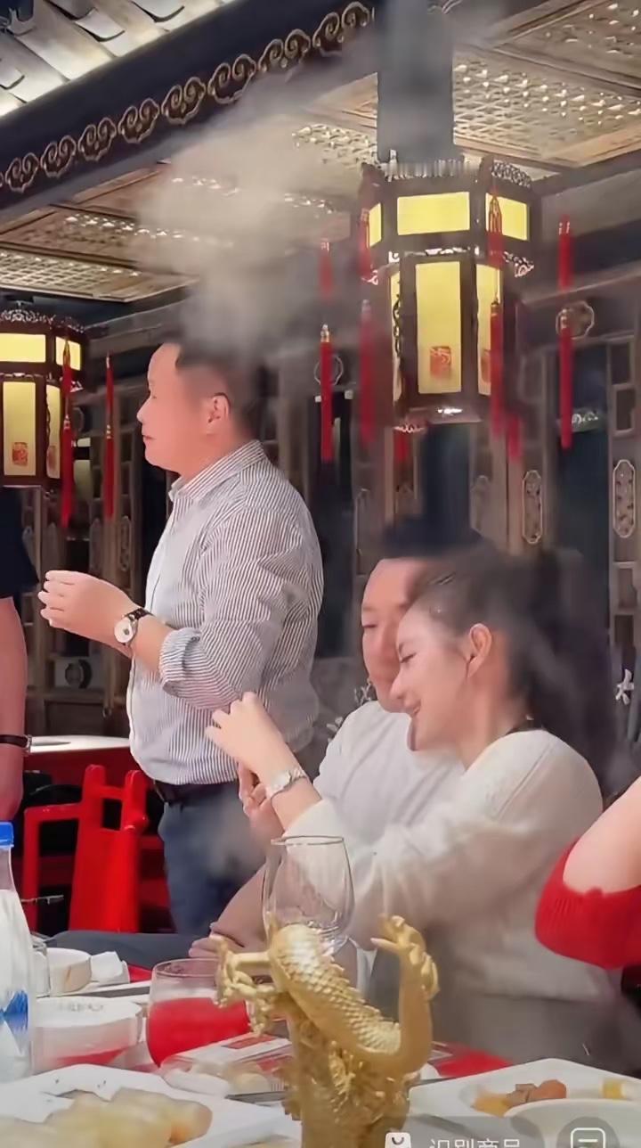 小菲现在让自己的妈妈开心，长脸了，他变了，现在独立自主创业，成功了。兰姐很放心了