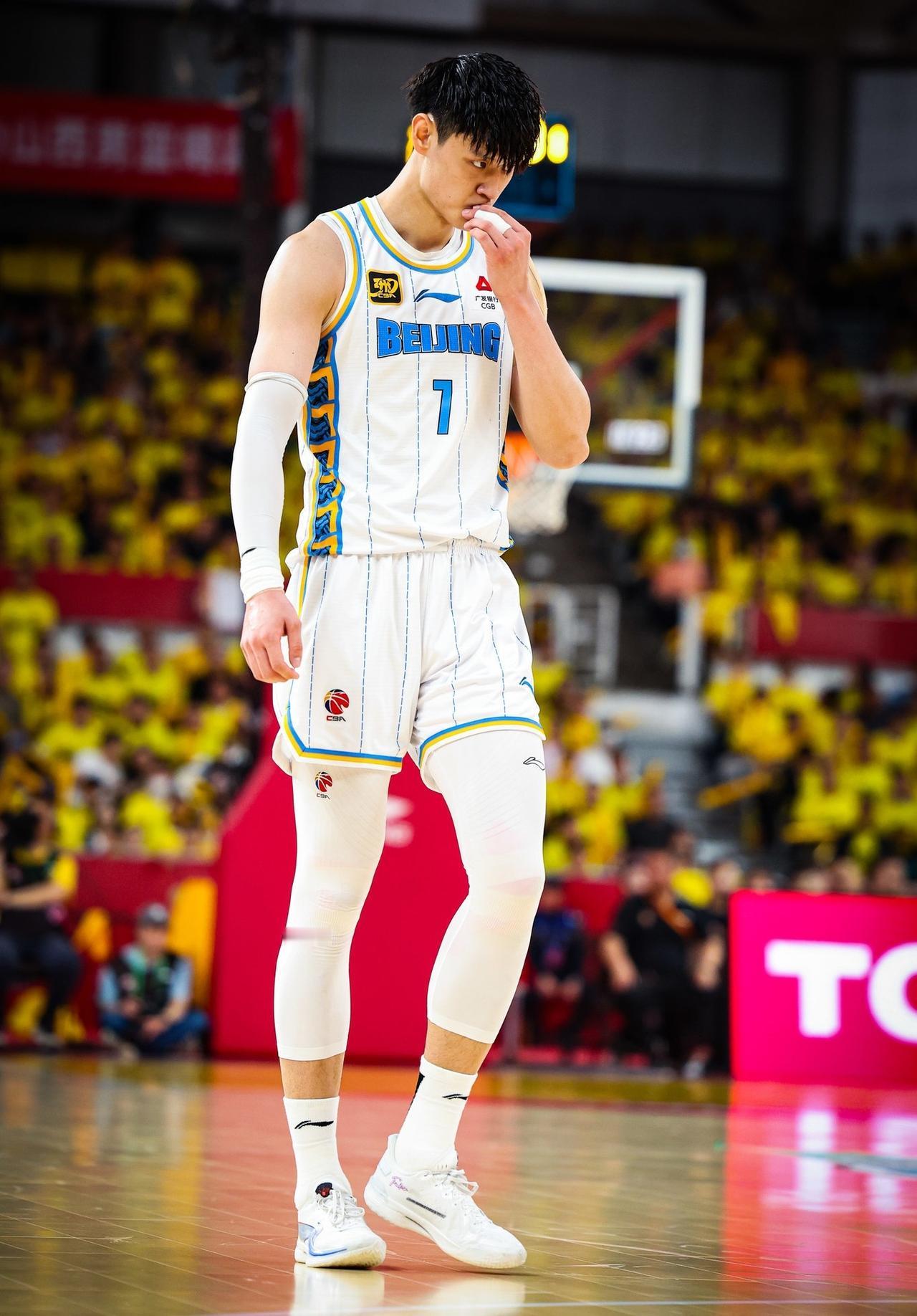 曾凡博打韩国后，才考虑回归CBA事宜，北汽头疼都没脾气曾凡博回国打韩国，这是