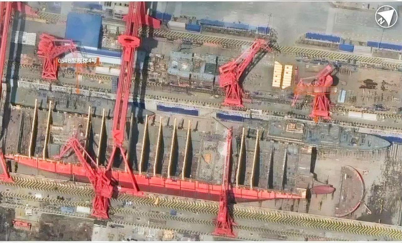 这是英国《简氏防务周刊》在上个月拍摄的上海沪东中华造船厂长兴岛新厂区的卫星图，画