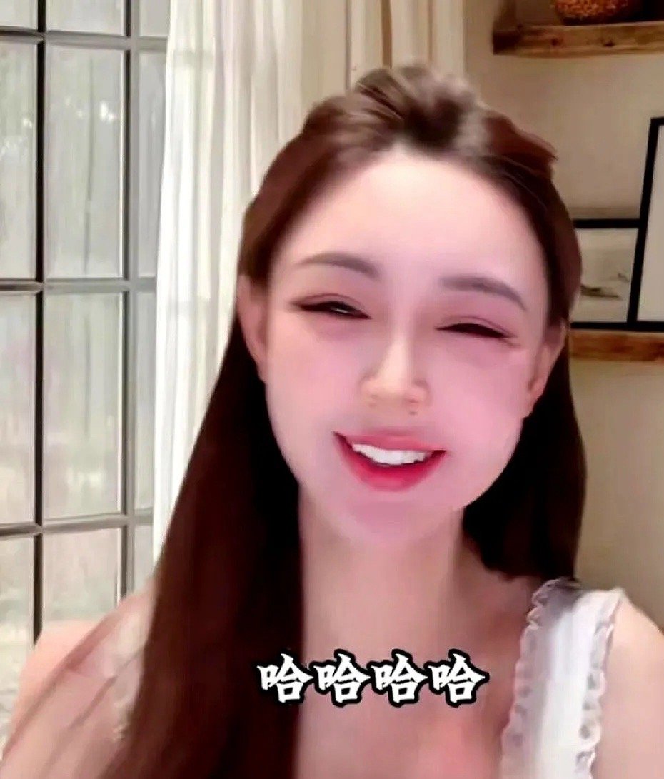 叶珂说自己以前特别虚荣叶珂又把吃蛋糕的老梗翻出来，镜头里她笑到五官错位，美颜滤镜