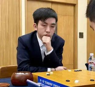 2025年5月，21岁王星昊荣登围棋榜首！这个消息迅速在棋界掀起波澜。王