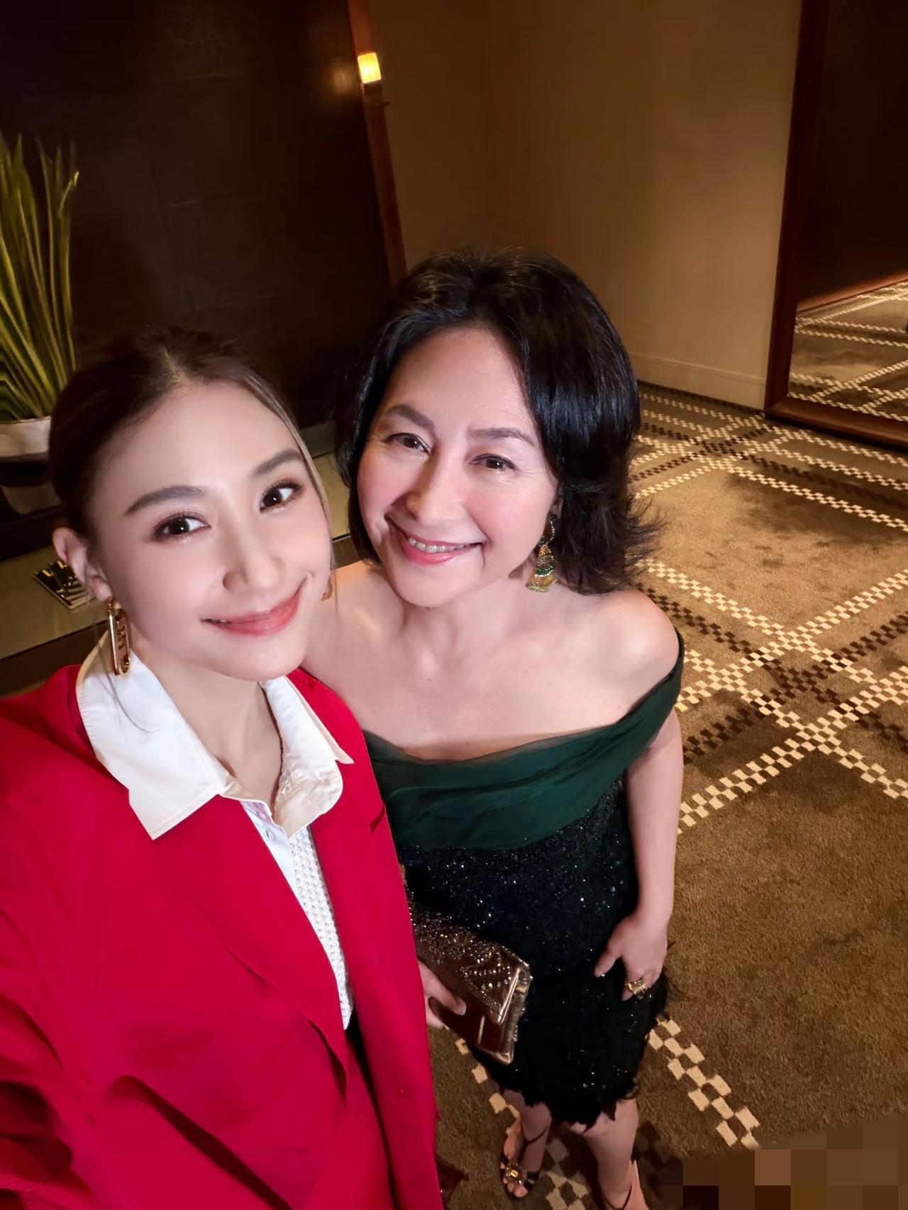 何超莲晒与姐姐何超琼一起参加活动的合影，姐妹两个关系真好，何超琼64岁了，居然打