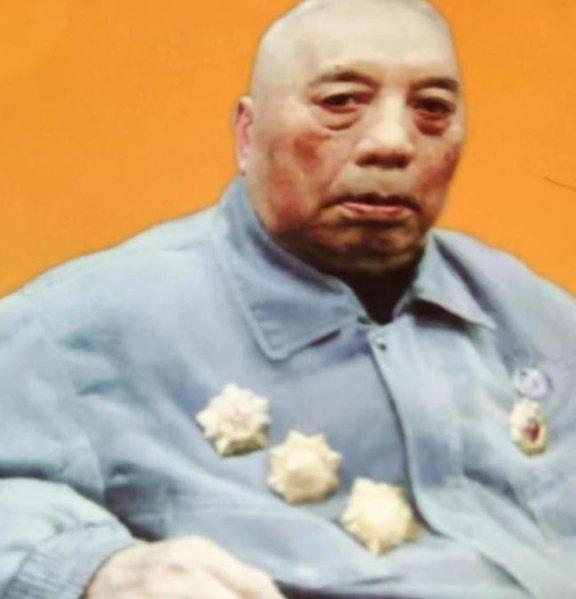 1976年，兰州军区副司令乘坐绿皮火车，前往郑州出差。过了送餐时间，副司令拿出几