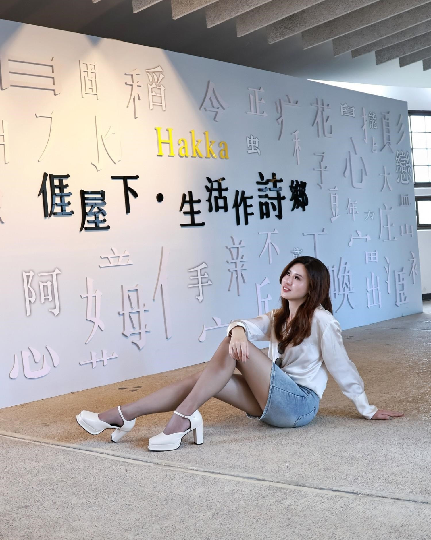 都市美女穿牛仔短裙配黑色丝袜到底是青春还是性感？