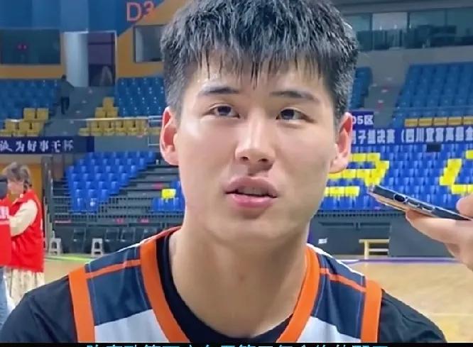 一年级的陈家政现在是球队主力轮换，让人想起当年的赵睿，两人有共同的壮实身板，有着