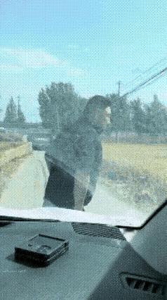 感觉不太科学啊！这才多大的水量，就能把钢铁给腐蚀的冒烟了？