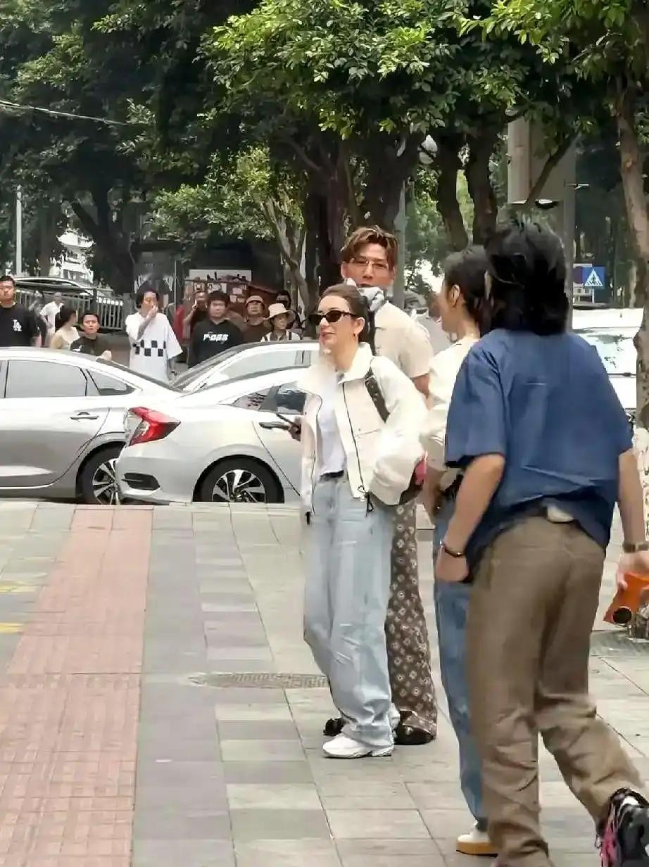 方媛桃花坞路人镜头没“气质到极致”，暴露的却是她天王嫂光环底色