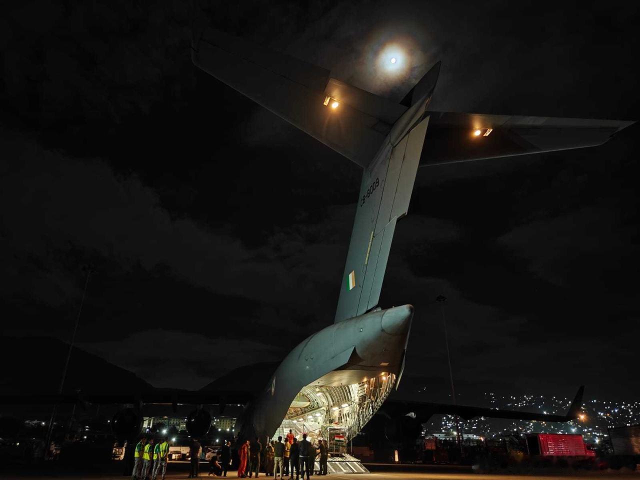 两架印度空军美制C-17“环球霸王III”运输机完成了长达23小时的飞行，从新德