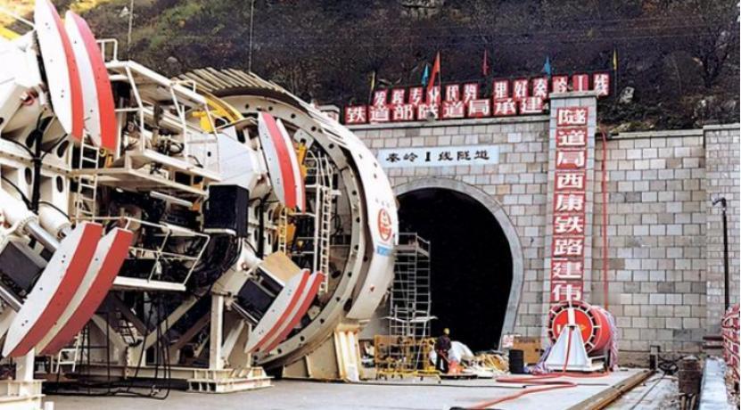 1997年中国准备挖秦岭18公里的隧道，中国需要盾构机，德国开价一台3.5个亿，