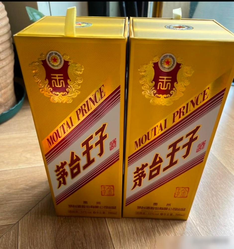 我有套房子租给一个小伙子三年，昨天租期到期了，他搬走了。我今天上午去清点房里
