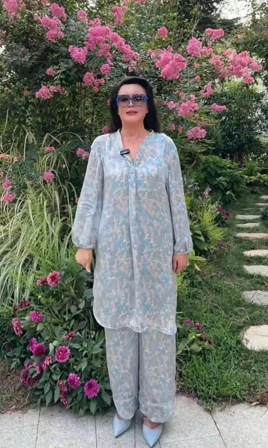 兰姐已经回到北京啦，此刻正站在自己的小花园里直播。小玥儿和小箖箖还在加拿大参加夏