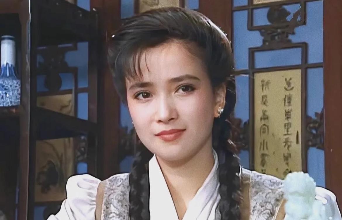 演员被经纪人坑真是屡见不鲜。琼瑶的老公在自传里爆料：何晴当年在琼瑶剧里的角色原