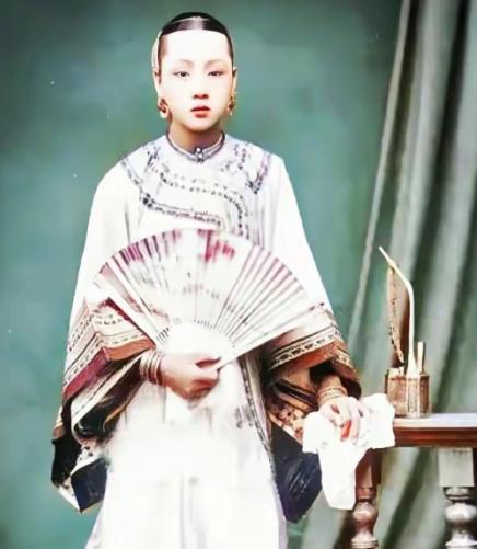 1863年，41岁的李鸿章大婚，娶了24岁的赵小莲。洞房花烛夜，赵小莲给他立了三