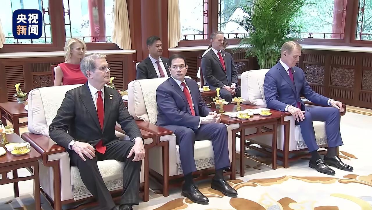 你觉得是他们不喜欢翘二郎腿吗？以前总看到有些国外的官员，在正式的场合总是翘着