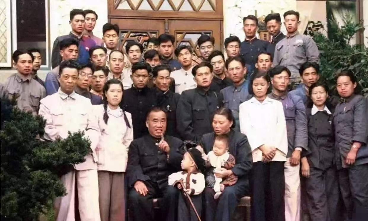 1960年，74岁的朱老总回到四川仪陇老家，与家乡的父老合影留念。大家族齐聚一堂