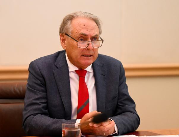 中方出手后，澳部长急了1月1日，澳大利亚贸易部长唐·法雷尔说，对中方的决定很