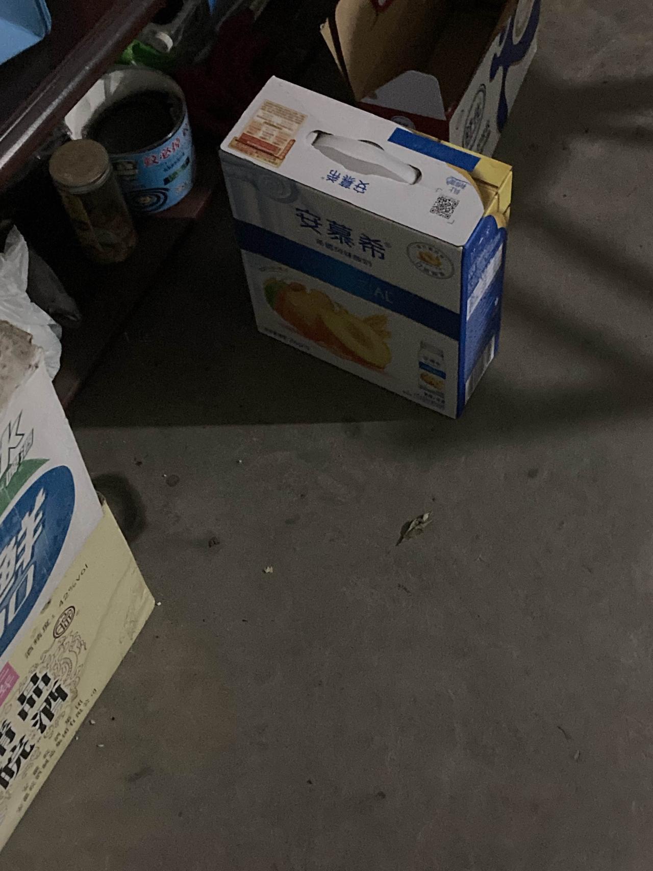 前几天，我妈提回来一箱酸奶，我问她，哪里来的？她说是我妹买的。我妈说不买，她说买
