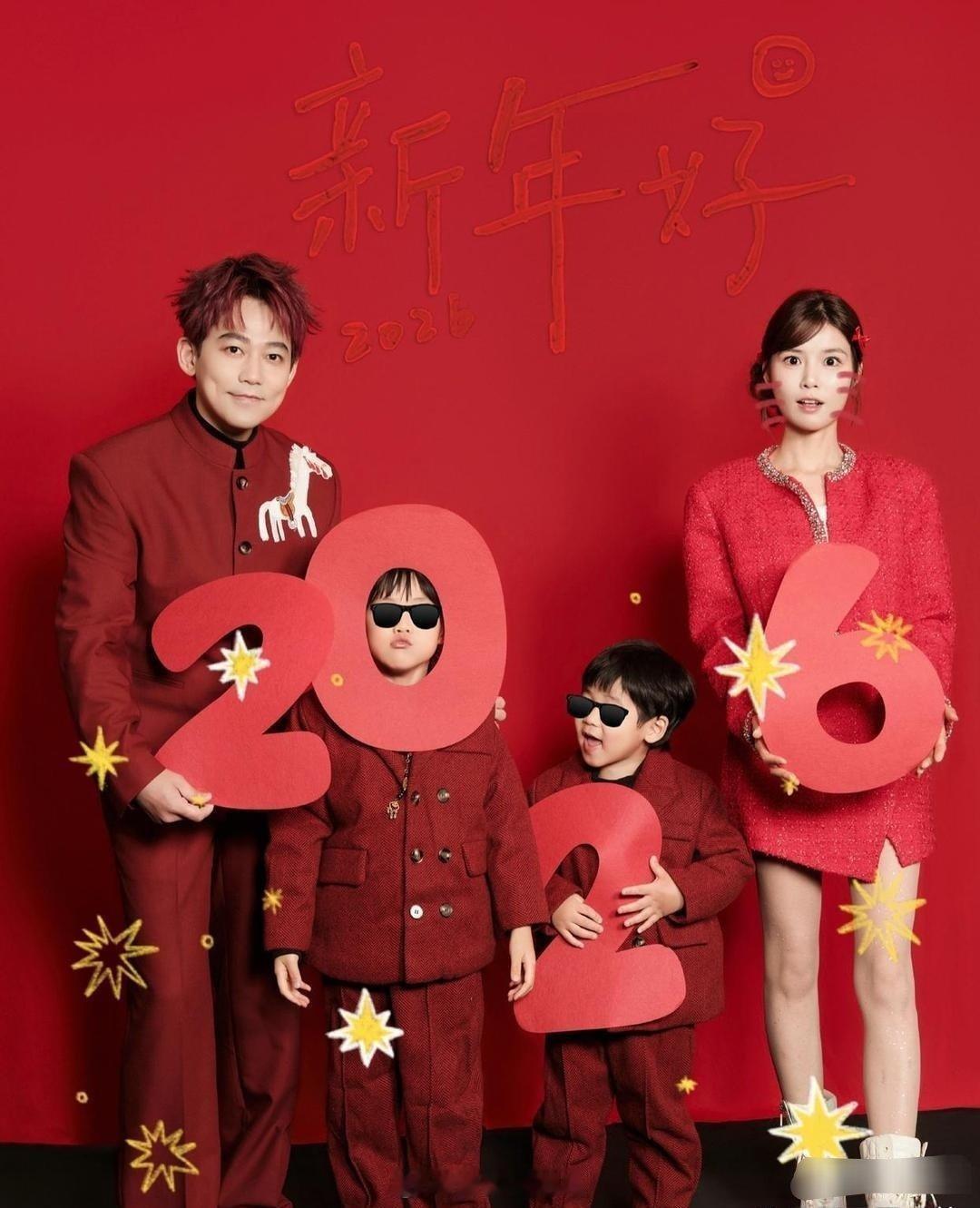 苏醒‏带‎着老婆﻿孩子拍了一组新‏春写⁠⁠真，小儿﻿‏‏子跟他长得一模一样‏‎﻿
