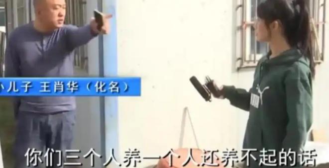 独臂汉子一个人伺候爹妈整整20年，为了替家里还欠的外债把祖宅给卖了。没承想他妈背
