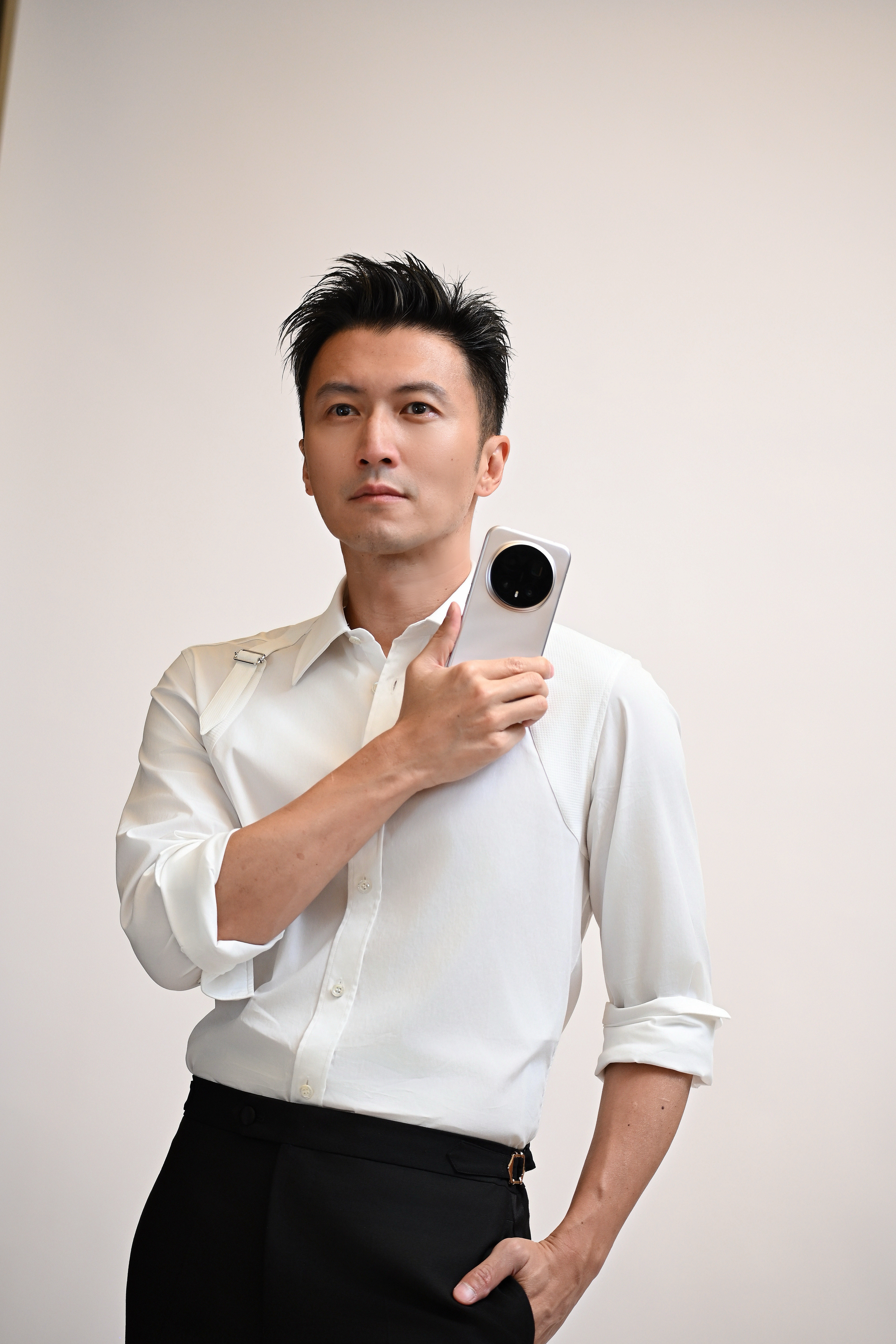 谢霆锋荣耀未来科技体验官谁懂啊！谢霆锋和荣耀健总同台聊进化，从音乐破圈到科技破