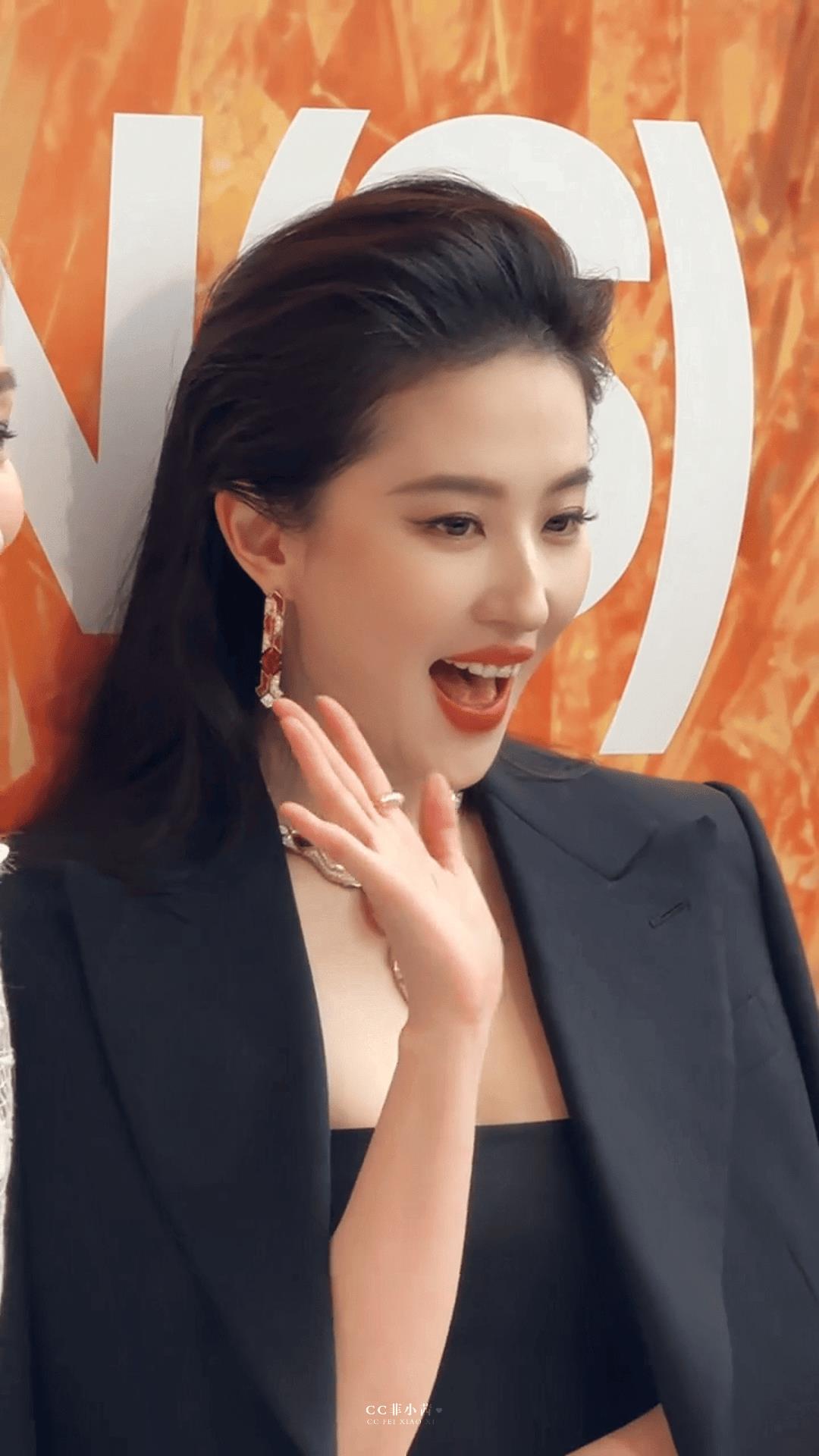 怼脸直拍刘亦菲，让你近距离感受一下——什么叫女王级美貌!黑色礼服＋大背头发