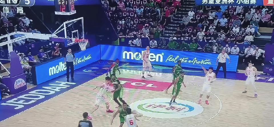 五犯离场，比赛还没热！余嘉豪刚想硬吃沙特12号，哨子就响了，第五次！他愣在原