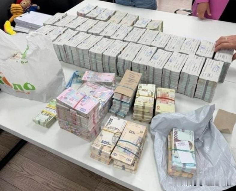 乌克兰调查局查获大量被多要的现金！乌克兰调查局搜查最大的FPV无人机制造商之