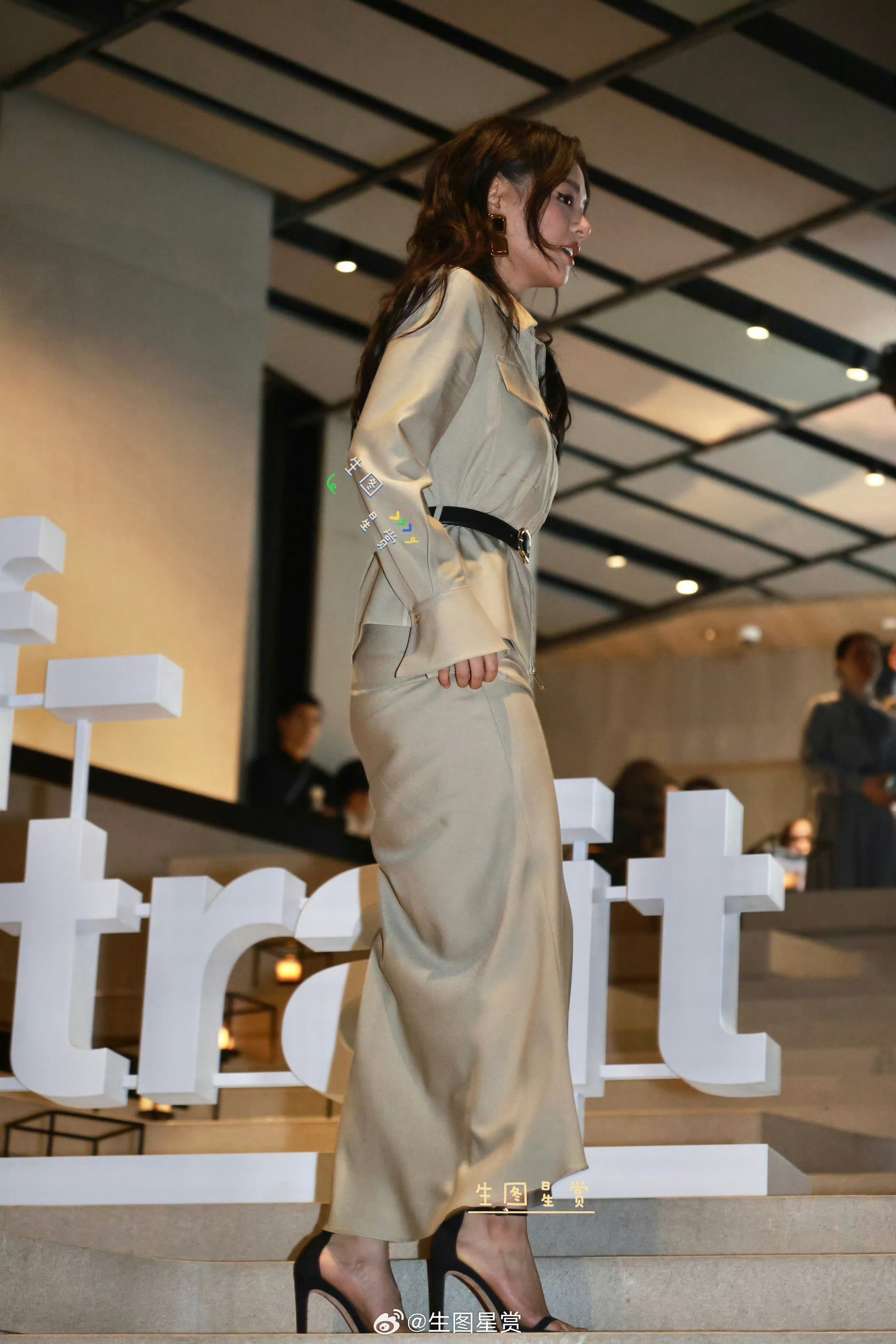 马思纯生图，长裙配一字带马思纯走出抑郁后的状态