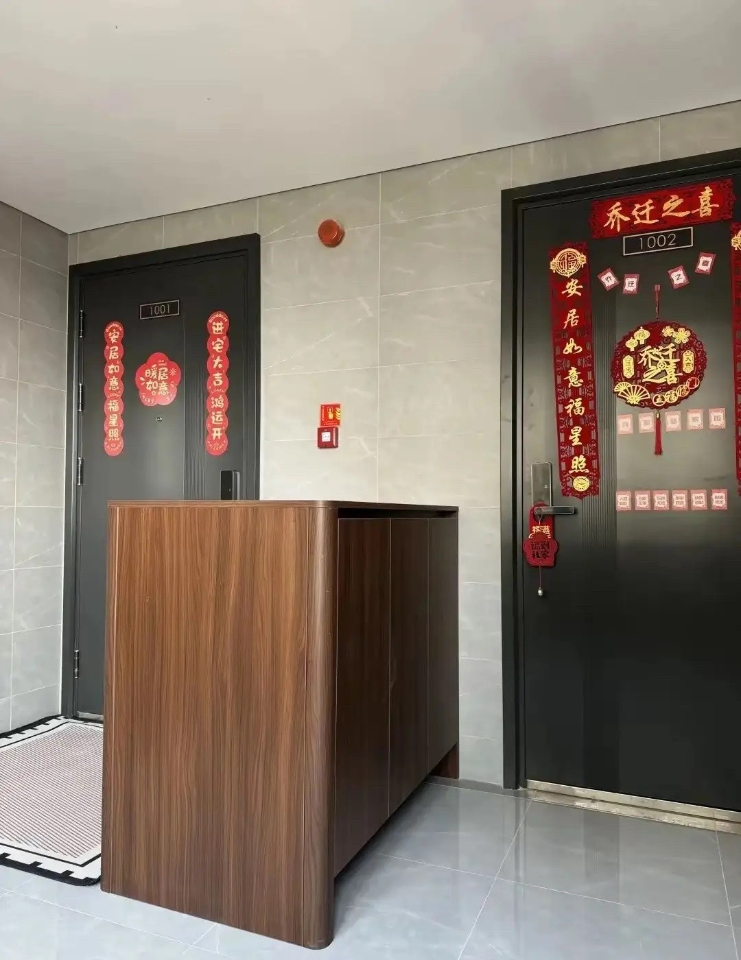 这样的邻居真好，一个鞋柜两家用。昨天去朋友家玩，出电梯的时候看见一个大柜子在朋友
