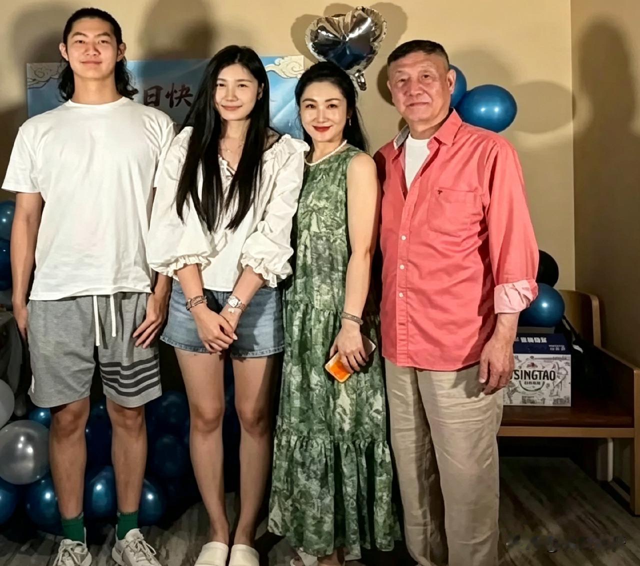 过生日那天，韩磊带着媳妇王燕，还有儿子闺女一家四口，凑在一块儿拍了张合影。
