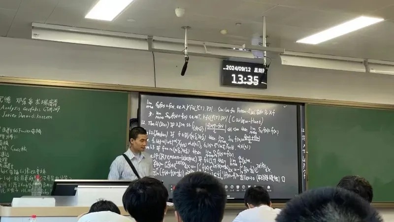 我一个北大朋友上过韦神的课，他说学霸和学霸之间是存在差距的，像韦神这样的
