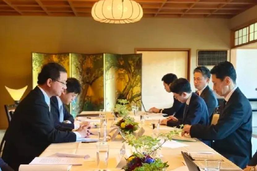 日媒:日本强烈抗议中国在东海新设建筑物！8月26日，日本共同社报道:“外务省