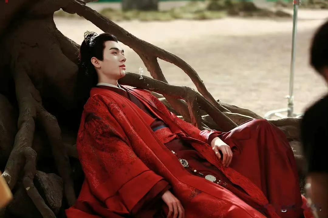 龚俊红衣，绝世美人的感觉。而且每一部剧里的红衣都美得不一样，温客行邪魅霸气，苏