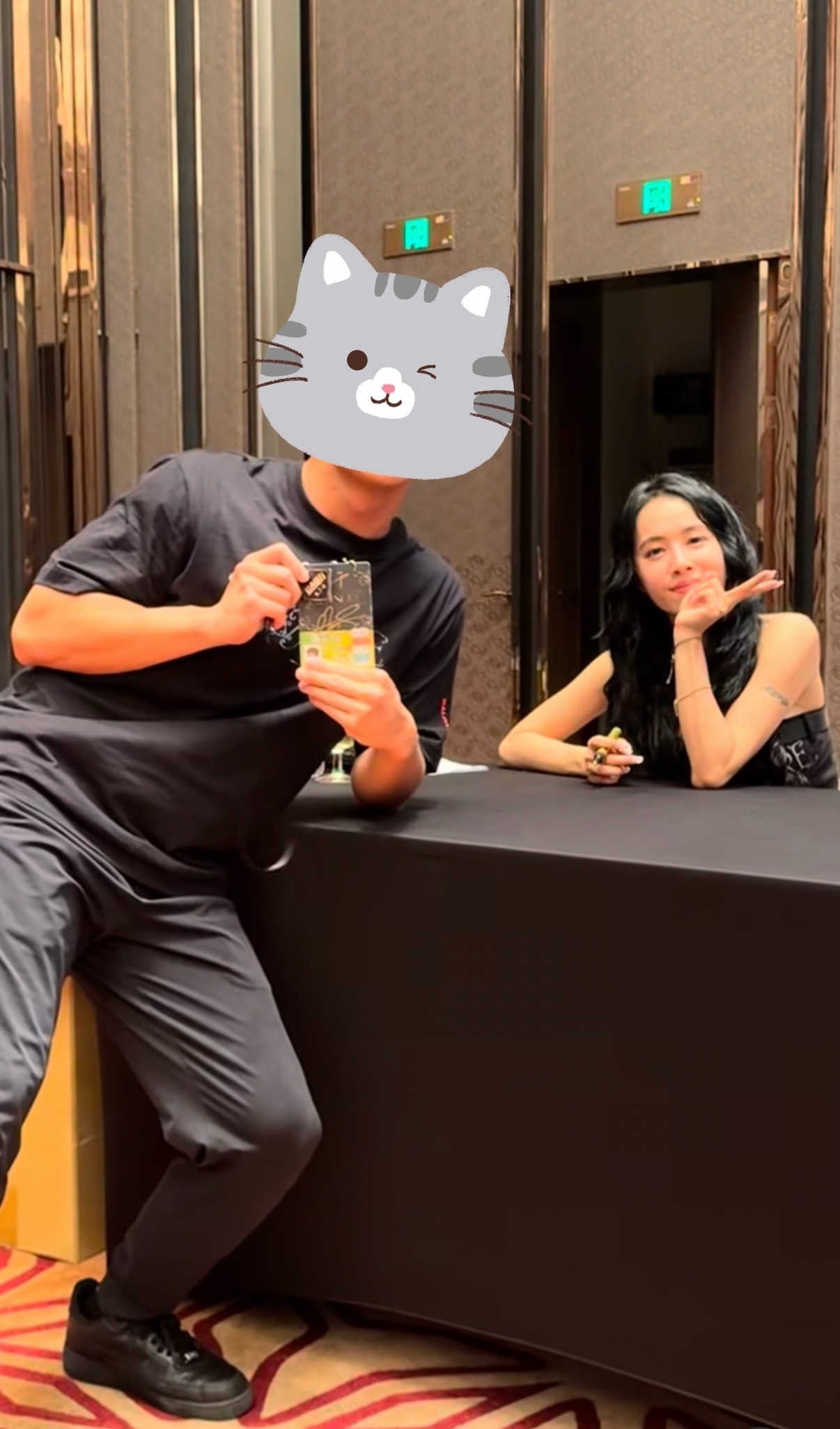 依旧是蔡依林和工作人员的合照庆功宴变签名握手拥抱会🤣