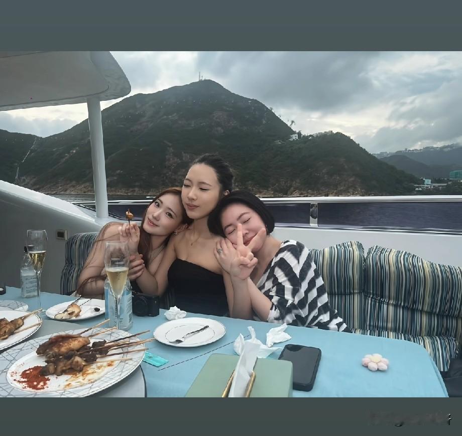 颜值基因太能打！小S俩女儿游艇近照曝光，吊打一众星二代近日小S在社交平台晒