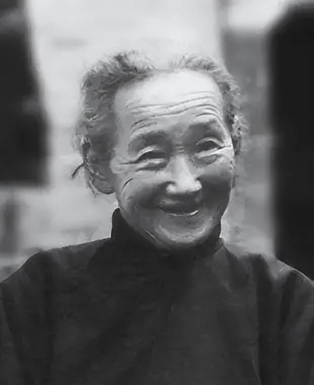 1985年11月9日深夜，河南新县的山风裹着寒意，四辆军用吉普停在村口老槐树下，