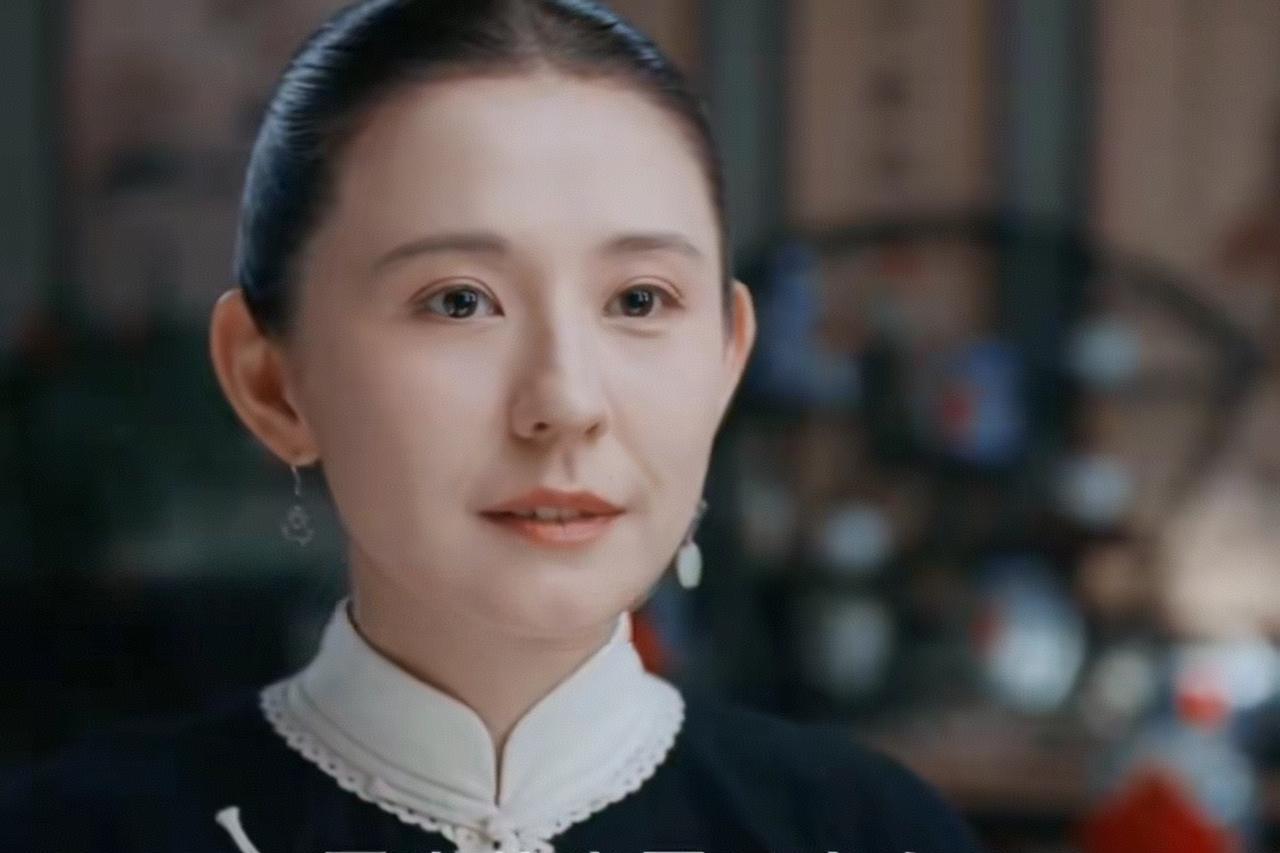 《灼灼韶华》韶华回到老家后就把首饰当了25个大洋，而正是这25个大洋再加上韶华存